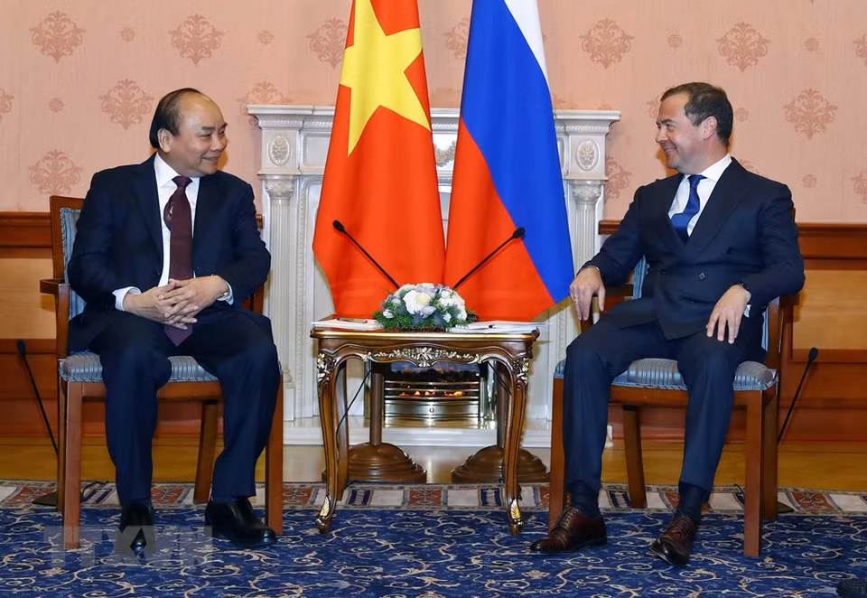 Recibe primer ministro ruso Dmitri Medvedev a su par visitante vietnamita, Nguyen Xuan Phuc. (Fuente: VNA)