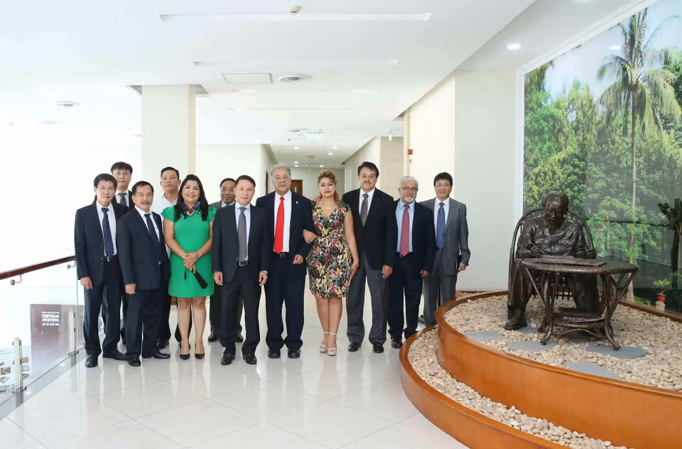 El director general de la Agencia Vietnamita de Noticias, Nguyen Duc Loi, se reunió el 29 de agosto de 2019 al Coordinador nacional del Partido del Trabajo de México, Alberto Anaya Gutiérrez, durante su visita oficial a Vietnam. (Fuente: VNA)