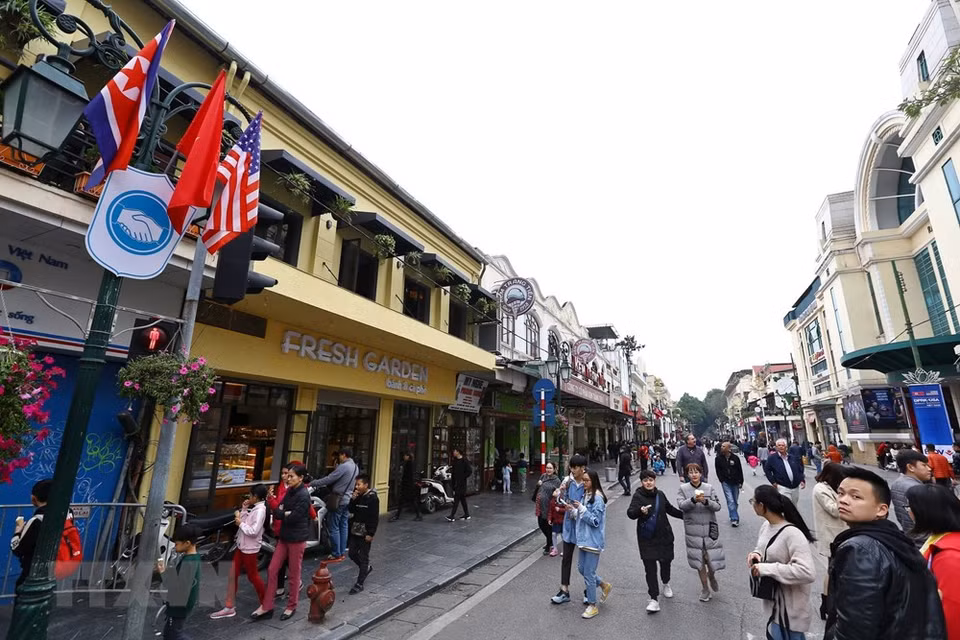 El área de la calle peatonal alrededor del lago Hoan Kiem está muy ocupada el fin de semana. (Foto: VNA)