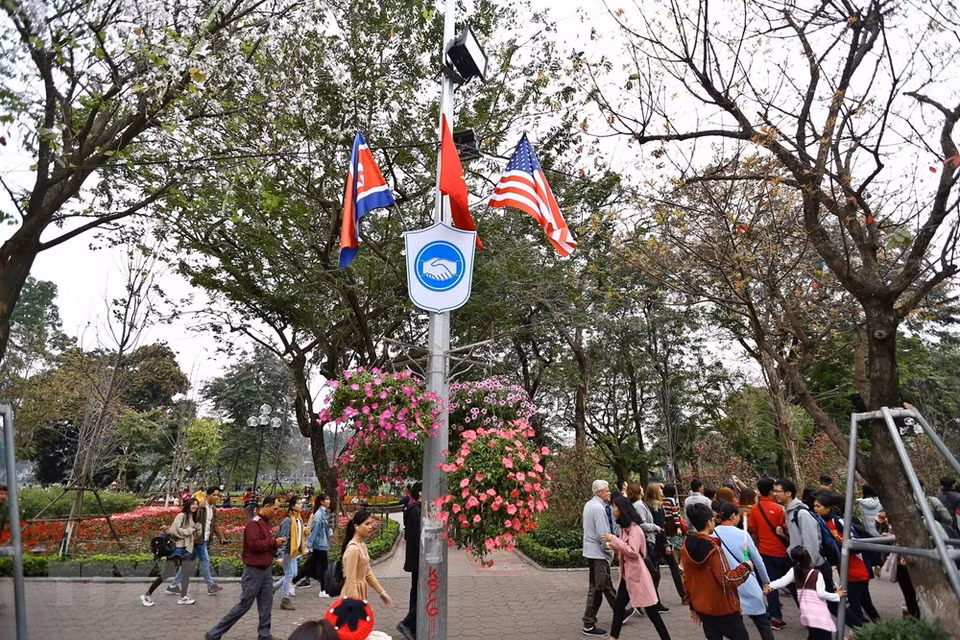 Banderas de Vietnam, EE.UU. y Corea del Norte en Hanoi. (Foto: VNA)