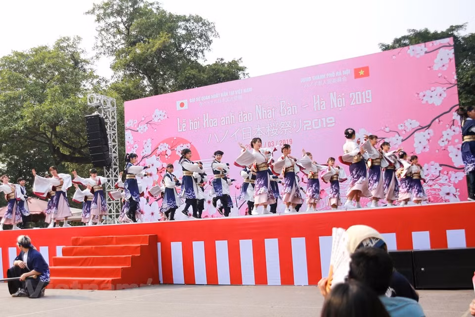 El estilo de baile es muy enérgico, combinando pasos de baile japoneses tradicionales con música moderna, y, normalmente, se representan coreografías interpretadas por grandes grupos. (Fuente: VNA)
