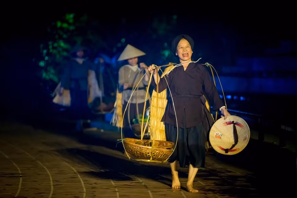 Tras casi dos años de presentación, “Quintaesencia de Tonkín” se convirtió en un producto turístico típico de Hanoi. Un total de 80 mil visitantes, de ellos 50 mil extranjeros, disfrutar la obra cuando llegaron a la capital. (Fuente: CTV/VNA)