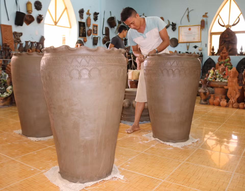 Las líneas de cerámica decorativa tienen un gran valor económico y estético, como lámparas, macetas y torres de agua. (Foto: VNA)