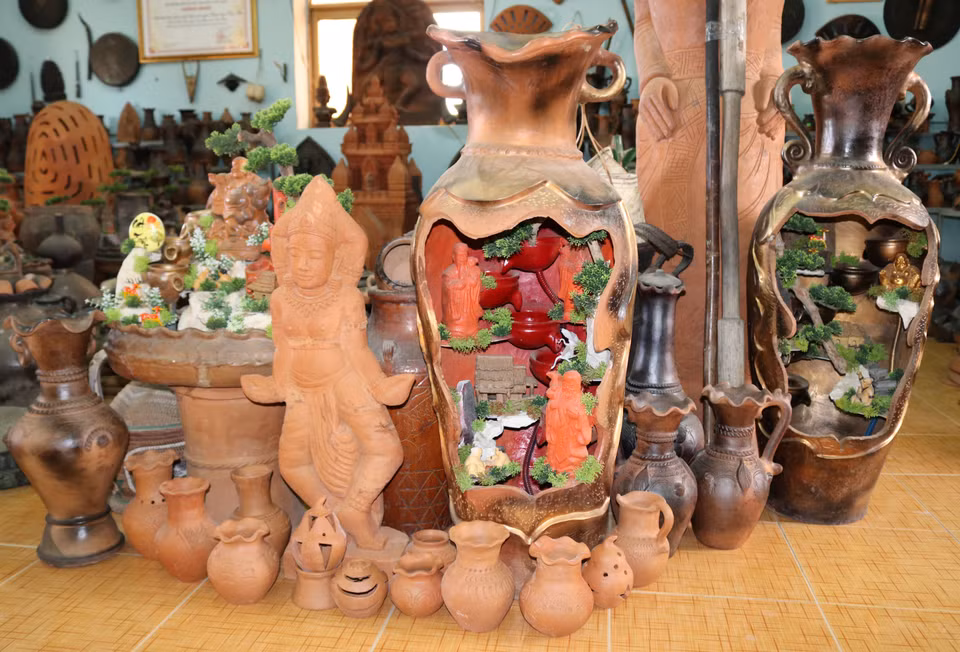 Con el fin de satisfacer la demanda del mercado, en 2019, los artesanos de Bau Truc continúan promoviendo la producción de cerámica decorativa utilizada en la decoración de interiores. (Foto: VNA)
