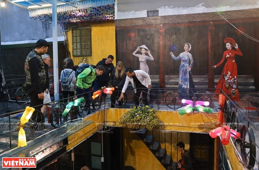 La mayoría de los objetos aquí están hechos de material reciclado. (Foto: VNA) 