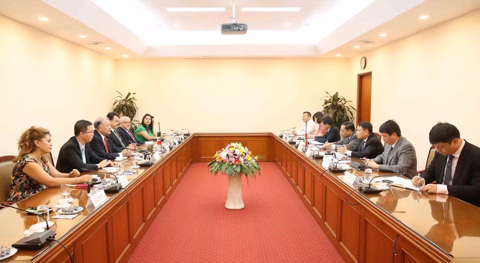 El director general de la Agencia Vietnamita de Noticias, Nguyen Duc Loi, se reunió el 29 de agosto de 2019 al Coordinador nacional del Partido del Trabajo de México, Alberto Anaya Gutiérrez, durante su visita oficial a Vietnam. (Fuente: VNA)