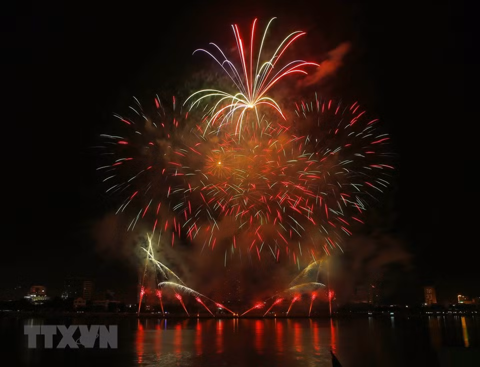 Fuegos artificiales del equipo ruso. (Foto: VNA)