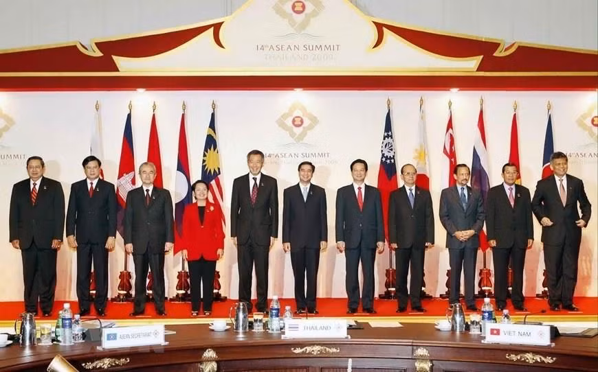 El primer ministro vietnamita, Nguyen Tan Dung (quinto, derecha), y jefes de delegaciones de integrantes de la ASEAN a la ceremonia de inauguración de su XIV Cumbre en Hua Hin, Tailandia, el 29 de febrero de 2009. (Foto: VNA)