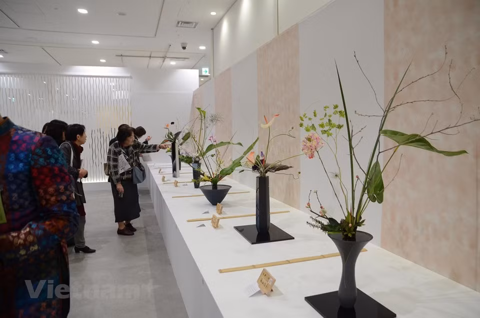 Los arreglos florales de dos artistas vietnamitas se exhiben por primera vez en la Exposición de Flores Ikenobo Ikebana, en desarrollo en la ciudad de Osaka, Japón. (Foto: VNA)