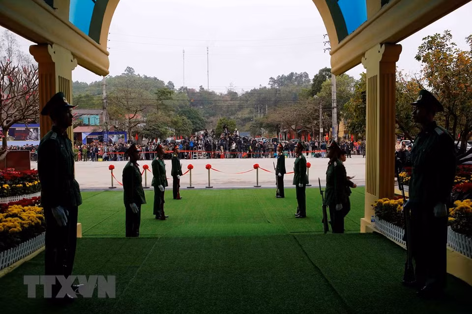 Las fuerzas policíacas aseguran la seguridad de la delegación norcoreana. (Foto: VNA)