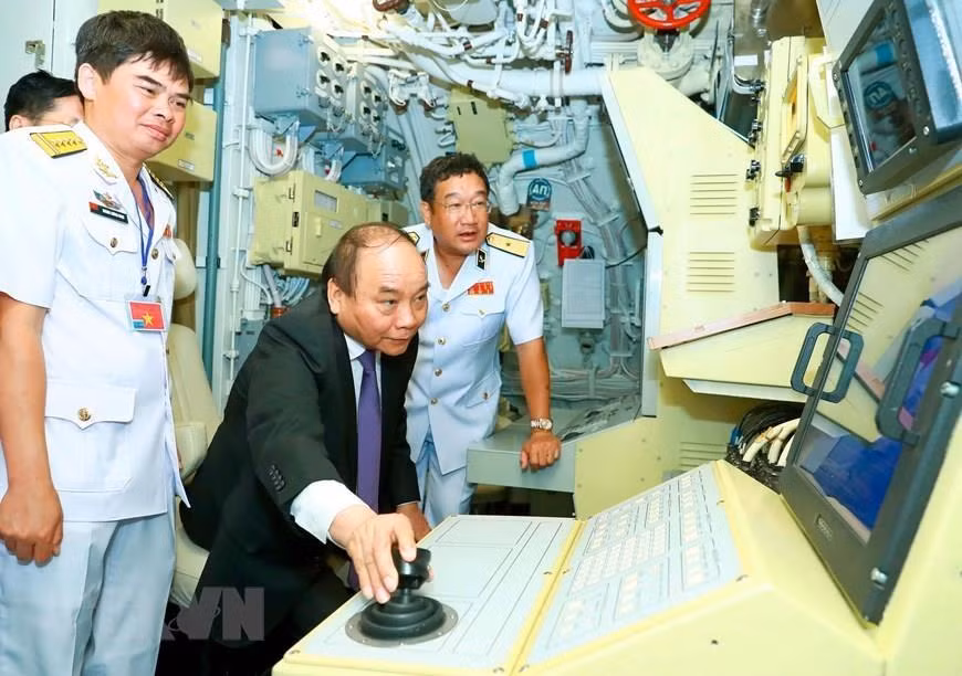 El primer ministro vietnamita, Nguyen Xuan Phuc, inspecciona HQ-187 Ba Ria - Vung Tau, puerto de Canh Ranh, provincia de Khanh Hoa, 28 de febrero de 2017 (Foto: VNA)