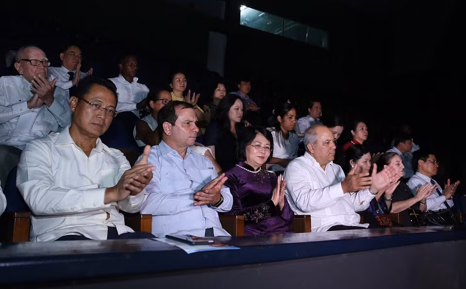 La vicepresidenta vietnamita Dang Thi Ngoc Thinh y el ministro de Cultura cubano, Alpidio Alonso Grau, inauguraron el Día de la Cultura de Vietnam en La Habana, en saludo al 70 aniversario del establecimiento de relaciones diplomáticas y al 500 aniversario de la fundación de la capital de la isla caribeña. (Fuente: VNA)