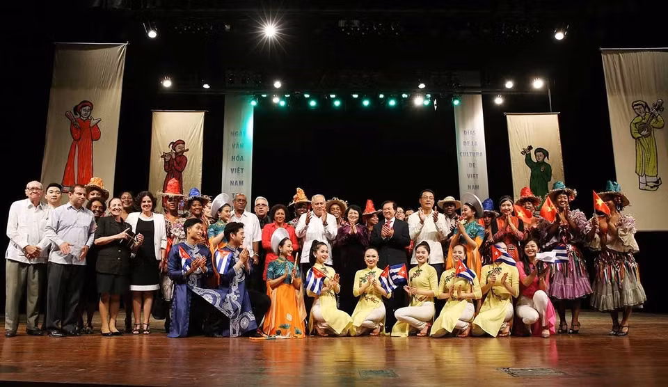 La vicepresidenta vietnamita Dang Thi Ngoc Thinh y el ministro de Cultura cubano, Alpidio Alonso Grau, inauguraron el Día de la Cultura de Vietnam en La Habana, en saludo al 70 aniversario del establecimiento de relaciones diplomáticas y al 500 aniversario de la fundación de la capital de la isla caribeña. (Fuente: VNA)