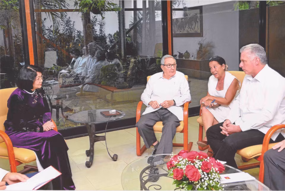El encuentro entre la vicepresidenta vietnamita Dang Thi Ngoc Thinh y el primer secretario del Comité Central del Partido Comunista de Cuba, Raúl Castro Ruz, y el presidente de la nación caribeña, Miguel Díaz-Canel Bermúdez. (Fuente: VNA)