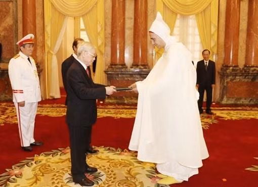 Embajador de Marrueco, Jamale Chouaibi, entregó a Nguyen Phu Trong sus cartas credenciales. (Foto: VNA)