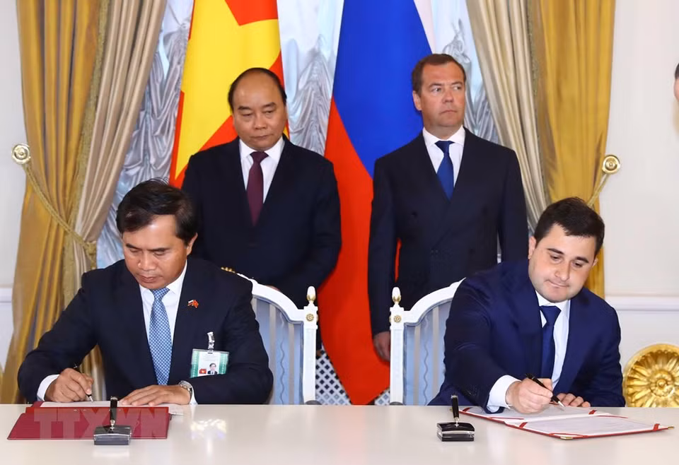 El primer ministro vietnamita, Nguyen Xuan Phuc, y su par ruso, Dmitri Medvedev, testimoniaron la firma de acuerdo de colaboración. (Fuente: VNA)