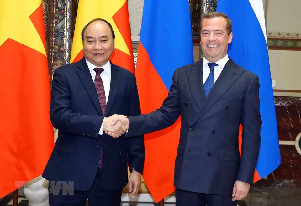 Recibe primer ministro ruso Dmitri Medvedev a su par visitante vietnamita, Nguyen Xuan Phuc. (Fuente: VNA)