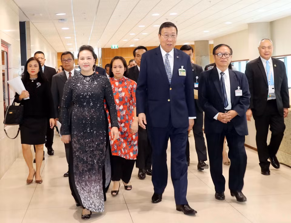 Presidenta legislativa de Vietnam, Nguyen Thi Kim Ngan, se reúne en Bangkok con el titular del Senado anfitrión, Pornpetch Wichitcholchai. (Fuente: VNA)