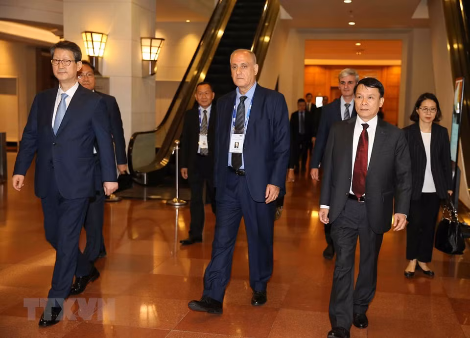 Director general de la VNA, Nguyen Duc Loi (primero a la derecha), junto a los delegados que participan en la reunión de la OANA, que se celebra entre 18 y 20 de abril. (Foto: VNA)