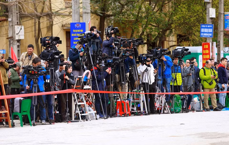 Los reporteros de las agencias de prensa nacionales e internacionales listos para cubrir la llegada del mandatario norcoreano, Kim Jong-un, en el terminal Dong Dang. (Foto: VNA)