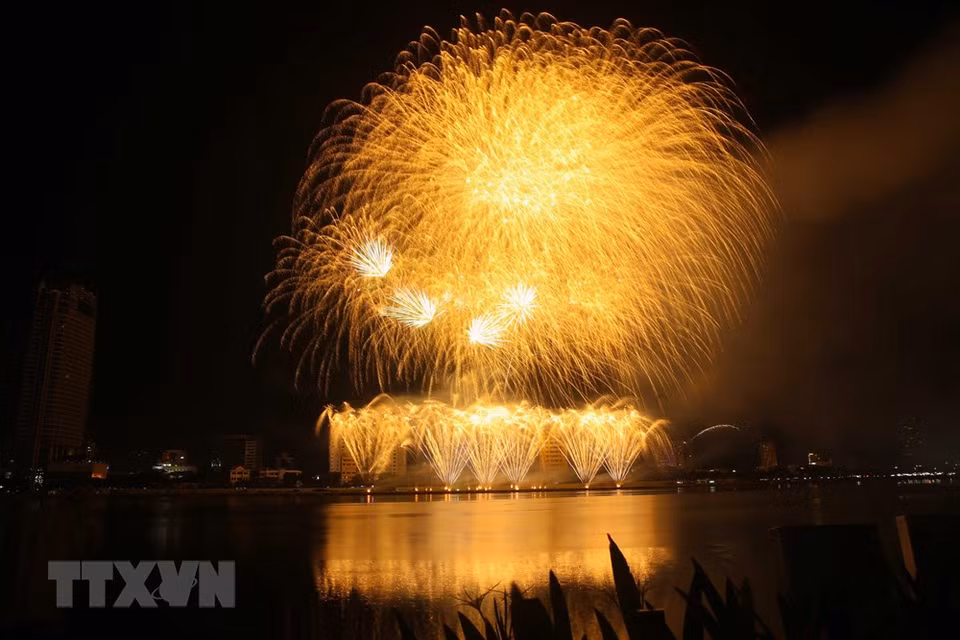 Fuegos artificiales del equipo ruso. (Foto: VNA)