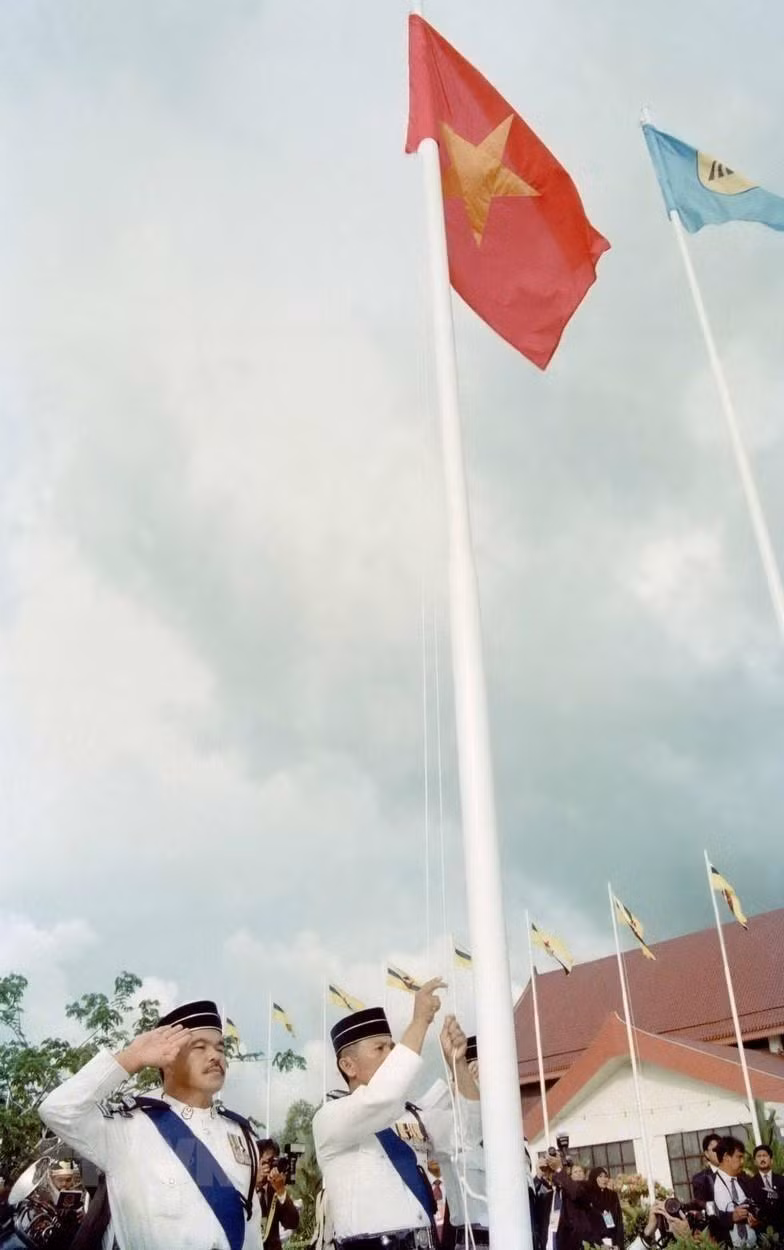 La ceremonia de izamiento de la bandera en Bandar Seri Begawan, Brunei, marca la admisión de Vietnam a la ASEAN, el 28 de julio de 1995. (Foto: VNA)