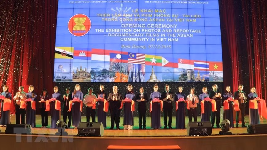 Exposición de fotos y documentales sobre la ASEAN en la provincia vietnamtia de Binh Duong, el 7 de diciembre de 2018 (Foto: VNA)