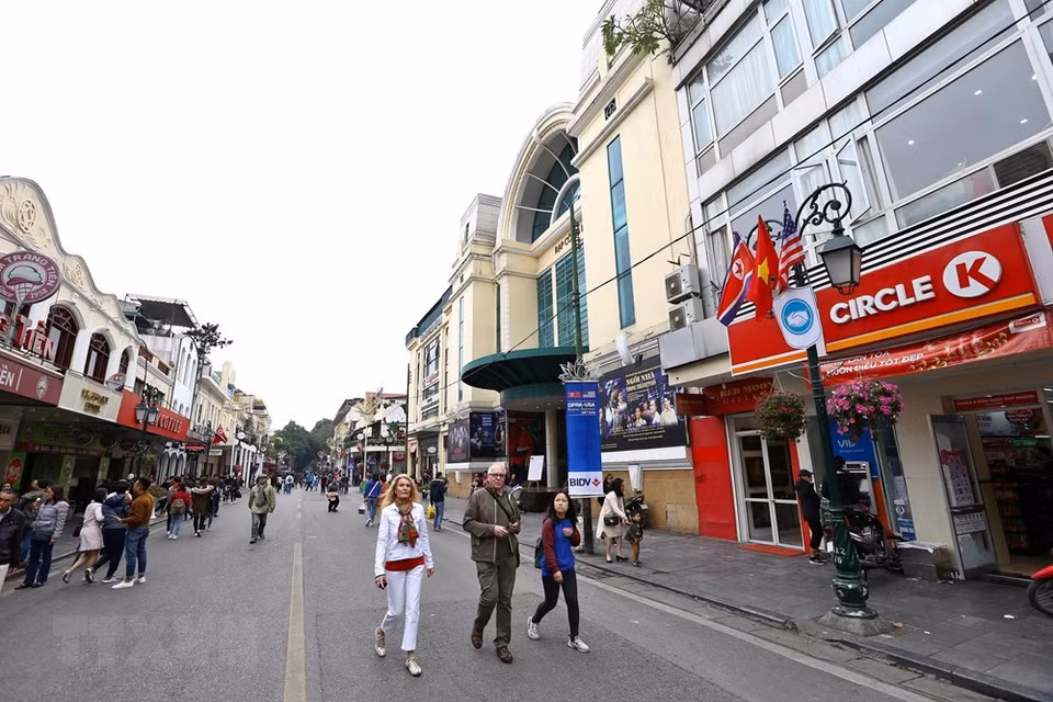 El área de la calle peatonal alrededor del lago Hoan Kiem en el fin de semana. (Foto: VNA)