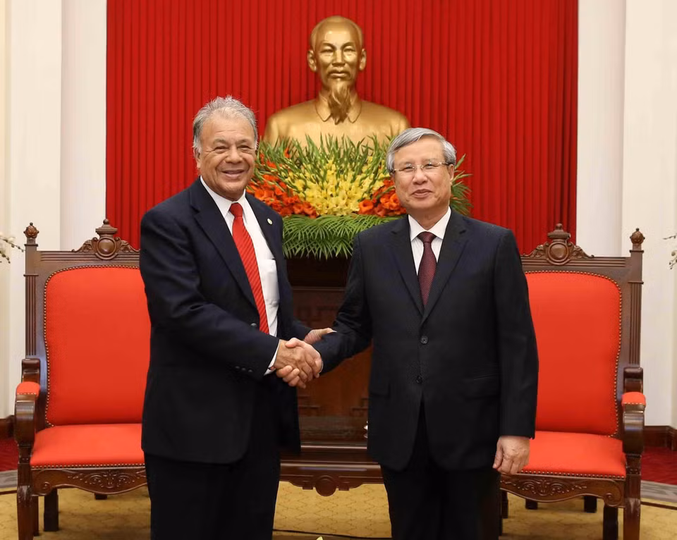 El miembro del Buró Político y permanente del Secretariado del Comité Central del Partido Comunista de Vietnam, Tran Quoc Vuong, recibió el 28 de agosto de 2019 en Hanoi al Coordinador nacional del Partido del Trabajo de México, Alberto Anaya Gutiérrez, durante su visita oficial a Vietnam. (Fuente: VNA)
