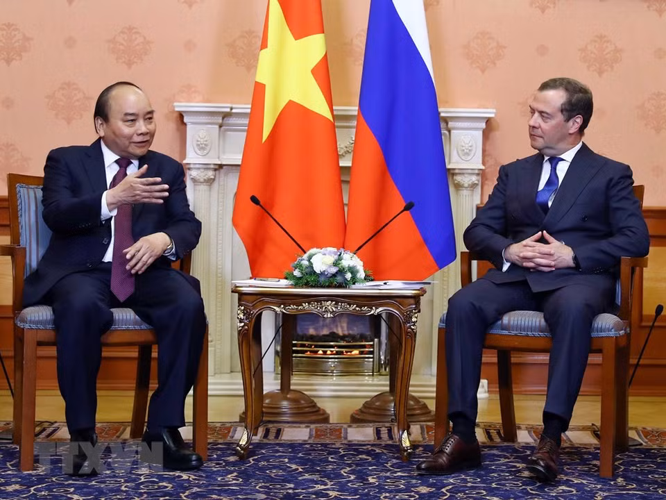 Recibe primer ministro ruso Dmitri Medvedev a su par visitante vietnamita, Nguyen Xuan Phuc. (Fuente: VNA)