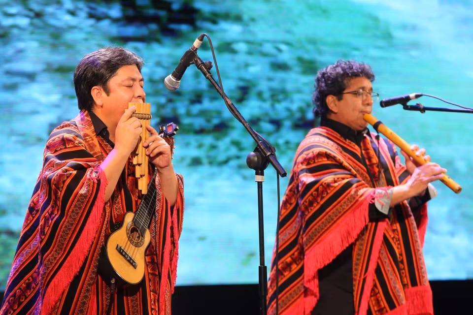 Presentación artística del grupo musical peruana Apu Inka. (Foto: VNA)