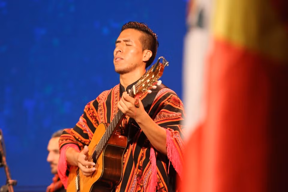 Presentación artística del grupo musical peruana Apu Inka. (Foto: VNA)