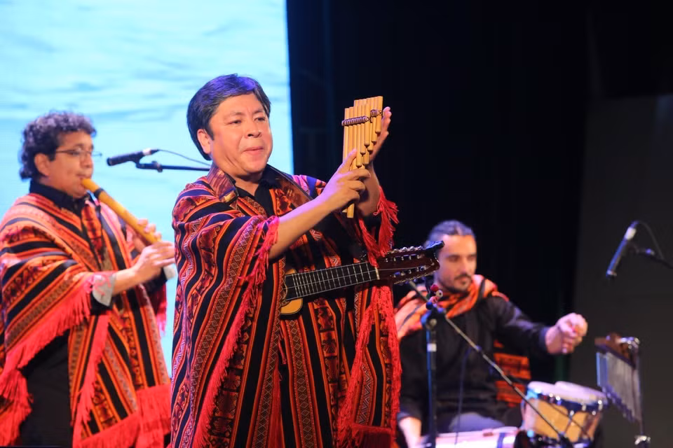 Presentación artística del grupo musical peruana Apu Inka. (Foto: VNA)