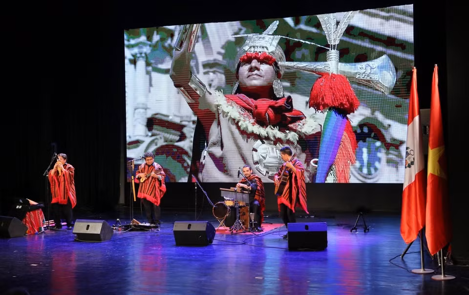 Presentación artística del grupo musical peruana Apu Inka. (Foto: VNA)