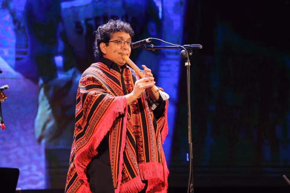 Presentación artística del grupo musical peruana Apu Inka. (Foto: VNA)