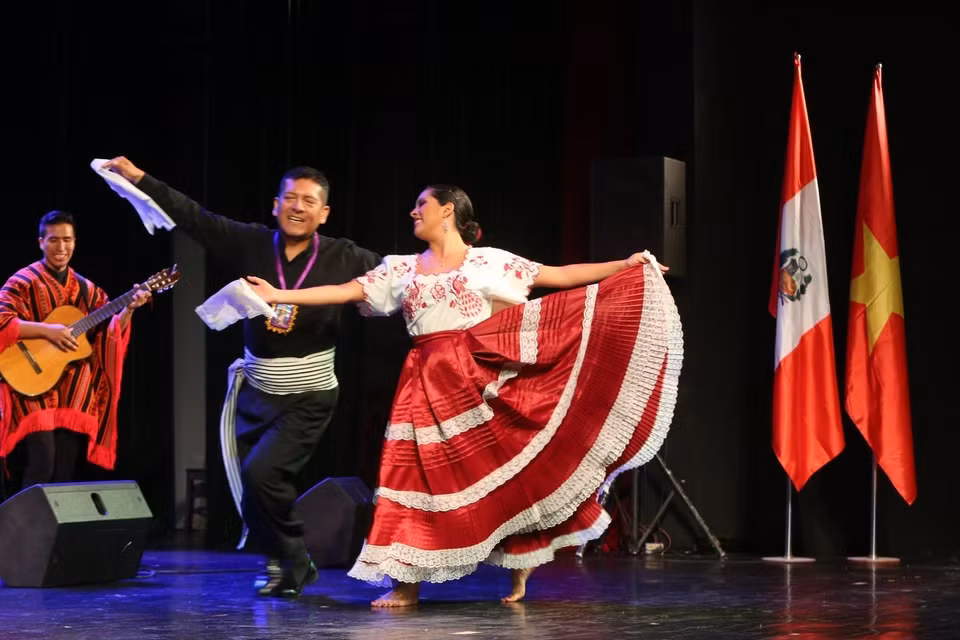 Presentación artística del grupo musical peruana Apu Inka. (Foto: VNA)