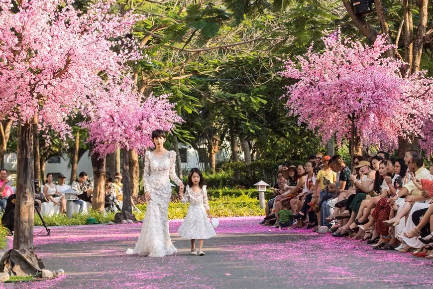 Los colores pastel como rosado, así como amarillo y verde son los tonos principales de la colección. (Foto: VNA)