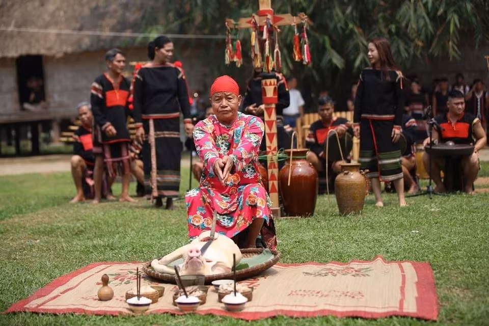Bajo el tema "Colores de las etnias vietnamitas", el evento se lleva a cabo hasta el 2 de mayo, cuyo objetivo es para presentar costumbres y rasgos peculiares de los grupos étnicos de Vietnam, así como promocionar y preservar valores culturales de esas comunidades. (Fuente: VNA)