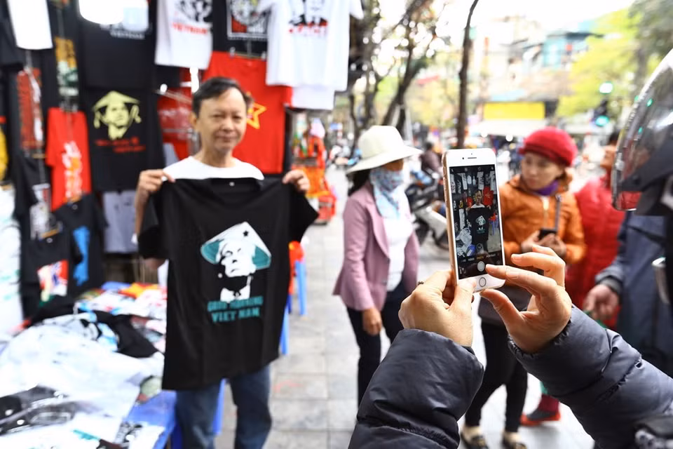 Los visitantes eligen la compra de camisetas con las imágenes del presidente estadounidense, Donald Trump, y el líder norcoreano, Kim Jong-un, en una tienda en la calle Hang Bong, en Hanoi. (Foto: VNA)