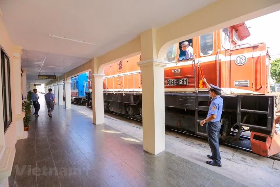 La estación Long Bien ha estado en funcionamiento desde 1902. Durante casi 120 años, todos los días recibe alrededor de 28 trenes de ida y vuelta. (Foto: VNA)