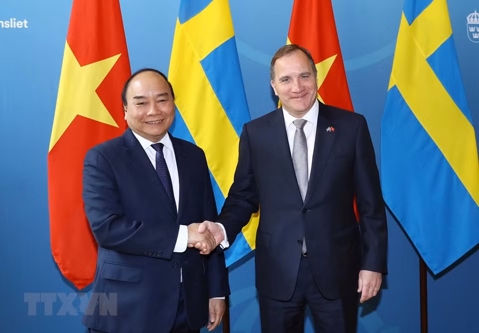 Premier Nguyen Xuan Phuc y su par anfitrión Stefan Löfven en la ceremonia oficial de bienvenida. (Foto: VNA)