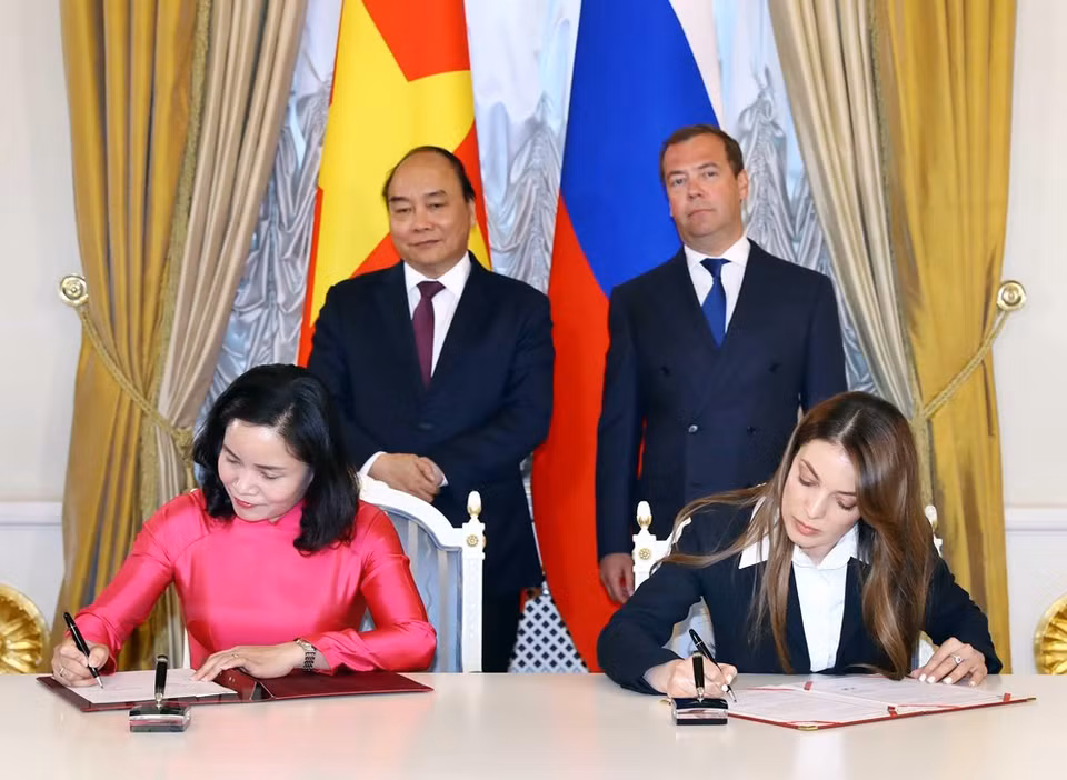 El primer ministro vietnamita, Nguyen Xuan Phuc, y su par ruso, Dmitri Medvedev, testimoniaron la firma de acuerdo de colaboración. (Fuente: VNA)