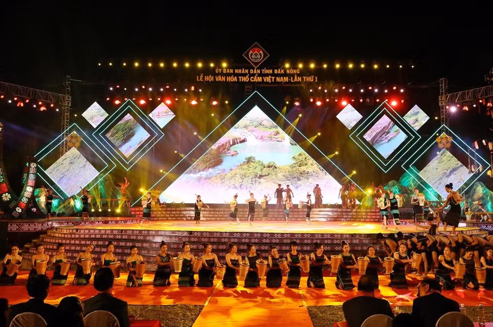 Actuación artística en el Festival de Brocado en Dak Nong. (Fuente:VNA)