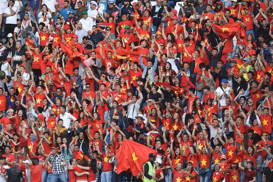 Alegría de los hinchas vietnamitas tras el gol del delantero Cong Phuong. (Fuentes: AFP/VNA)