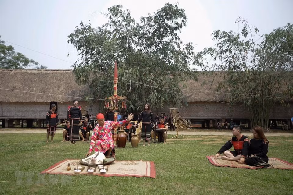 Los visitantes pueden disfrutar de platos típicos, juegos populares, e interpretaciones musicales de las numerosas etnias habitadas en Vietnam. (Fuente: VNA)