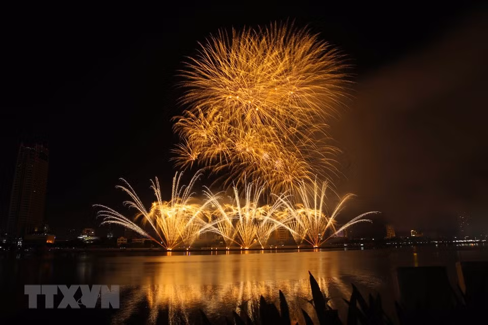 Fuegos artificiales del equipo ruso. (Foto: VNA)