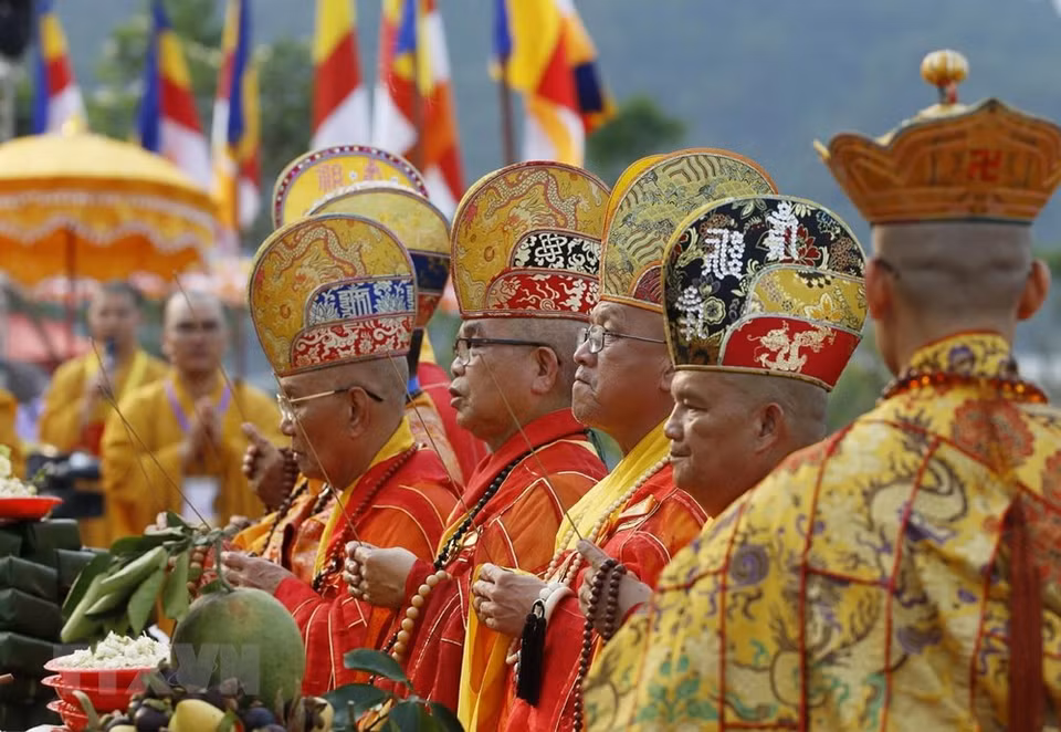 Numerosos monjes y budistas presenciaron en una misa para rezar por la paz y prosperidad de los pueblos en Vesak de la ONU 2019, en celebración en la provincia norteña de Ha Nam, en Vietnam. (Fuente: VNA)
