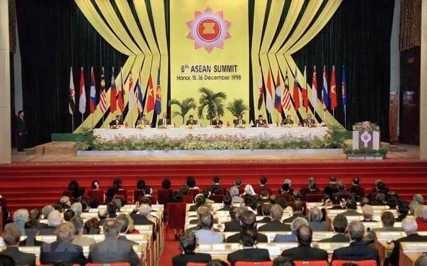 Ceremonia de apertura de la VI Cumbre de la ASEAN en Hanoi, el 15 de diciembre de 1998. (Foto: VNA)