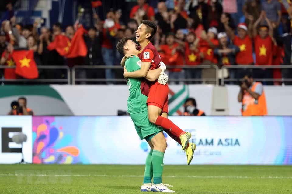 El portero Dang Van Lam (izquierdo) junto a otros futbolistas vietnamitas tras vencer a su rival jordano. (Fuentes: AFP/VNA)