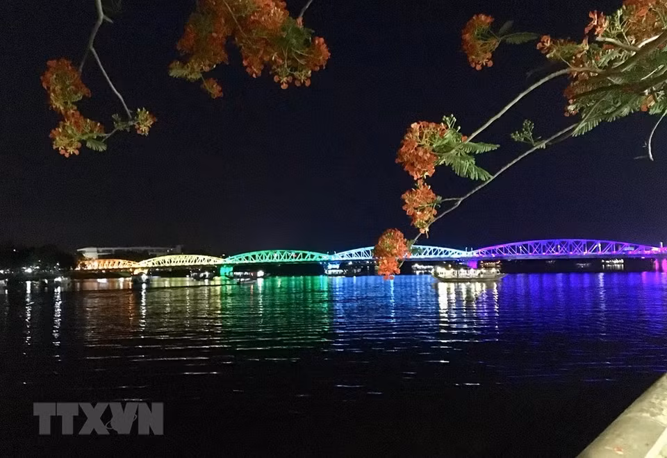 El río Perfume y el puente Trang Tien en la noche. (Foto: VNA)